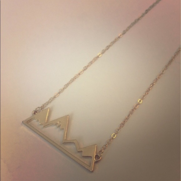 Gold colored mountain range necklace - Picture 4 of 5